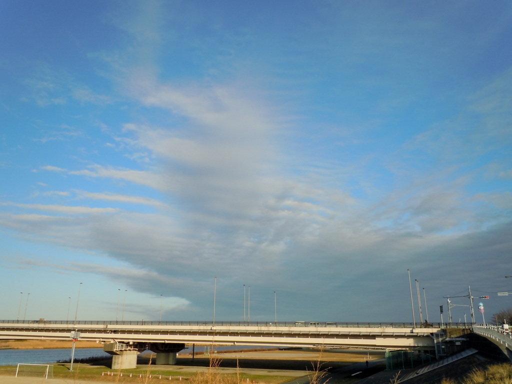 荒川土手から千住新橋上の大きな雲