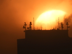 荒川の西新井橋からサンシャインビルの屋上の大きな夕日