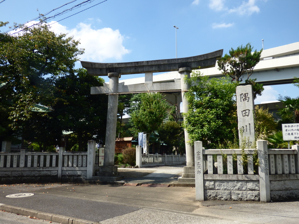 防災団地の隅田川沿いに神社があります