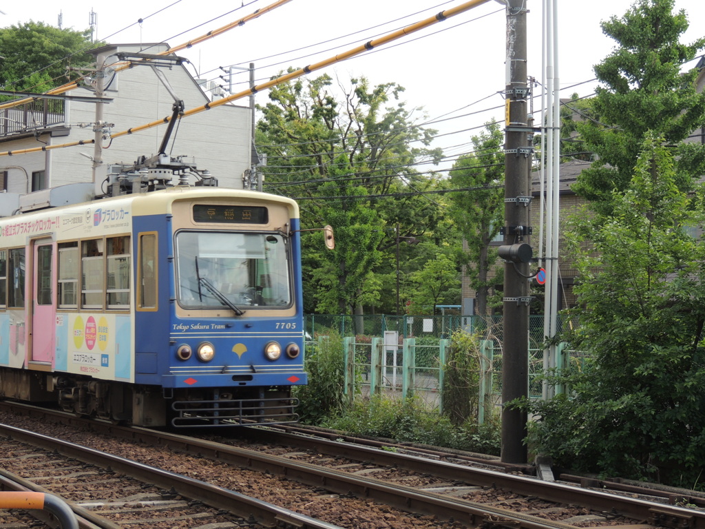 荒川2丁目付近の都電荒川線駅へ