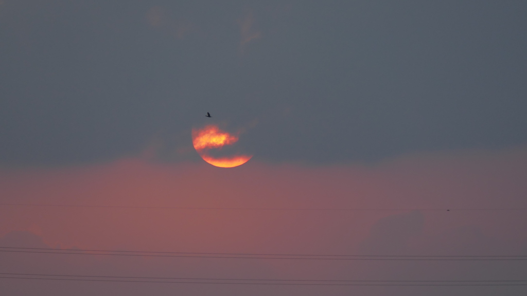 黒雲から降り
