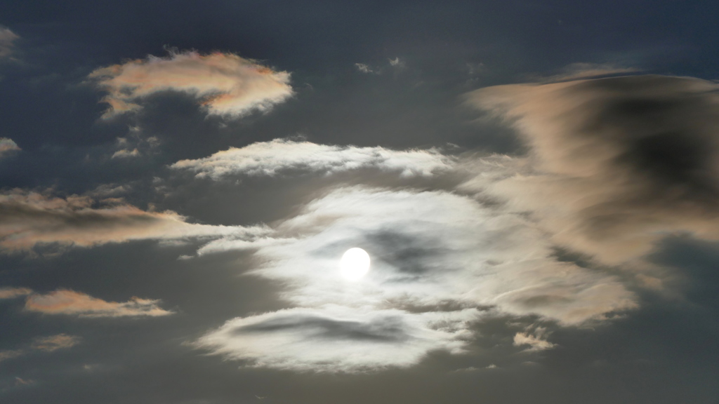 隅田川の雲の中の太陽