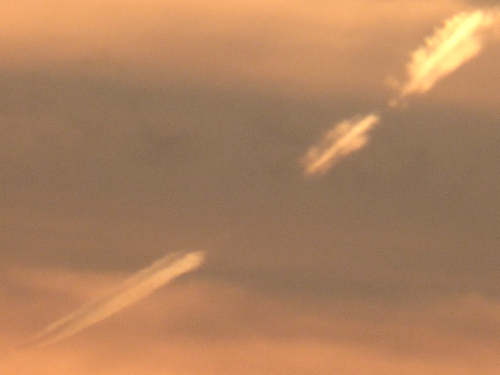 ニか所途切れる、遠方の飛行機雲