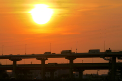 荒川土手の高速道路上の雲被る夕日
