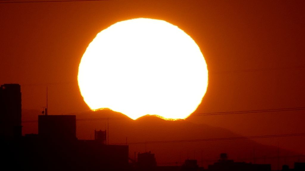 西新井橋から菜畑山の上の夕日
