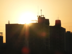 荒川土手から千住元町団地の屋上の夕日