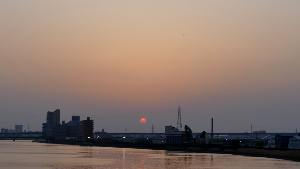 晩春の隅田川の夕日