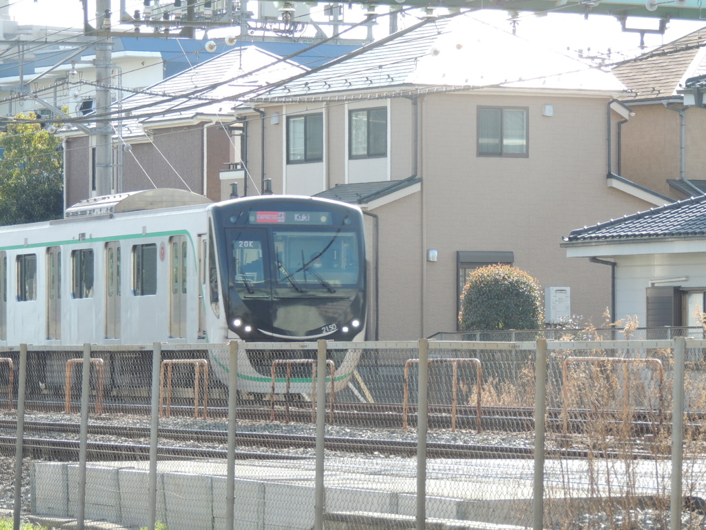 東武伊勢崎線の新型車両グリーンストライプ