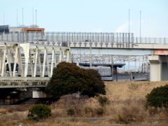 荒川橋梁を千住駅へ向かう東武伊勢崎線