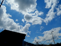 潜水艦の外の暮れの秋空