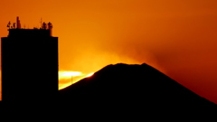 富士山の左裾野に入る夕日