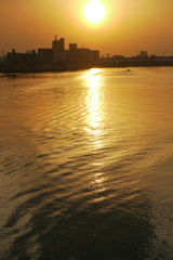 夕日と船の波の荒川の風景