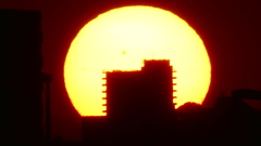 マンションの裏の大きな夕日