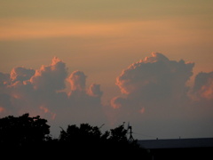 遠くの夕焼けの積乱雲