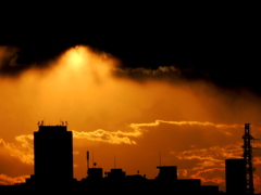 西新井橋から西のサンシャインビルの上空の雲から夕日