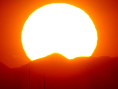 ’22新春の荒川土手から丹沢山系に落ちる大きな夕日