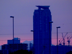 地平線近くが夕日が見えたので、エルザタワーのバックに浅間山のシルエット