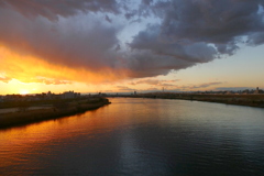 冬至点夕日の荒川と右隅の夏至点