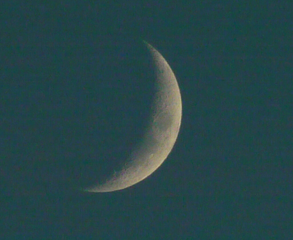 '22.12.27.16:43の3枚を重ね画像処理した月齢3.7の月