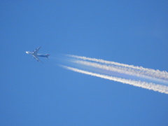 少し色のついたジェット雲