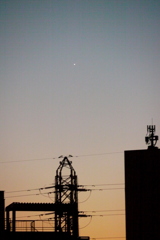 千住桜木の鉄塔の上の宵の明星