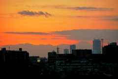 千住新橋からの雲被る丹沢山系と富士の夕焼けのシルエット
