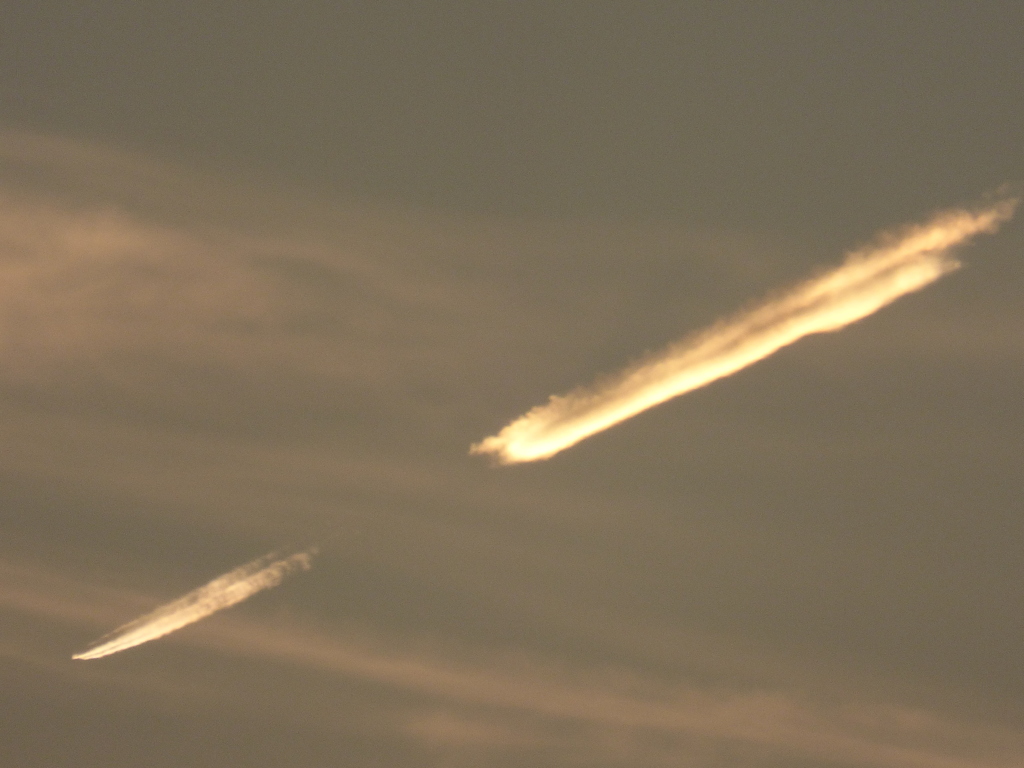 途切れた遠方の飛行機雲