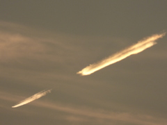 途切れた遠方の飛行機雲