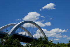 荒川をまたぐ高速道路上の雲