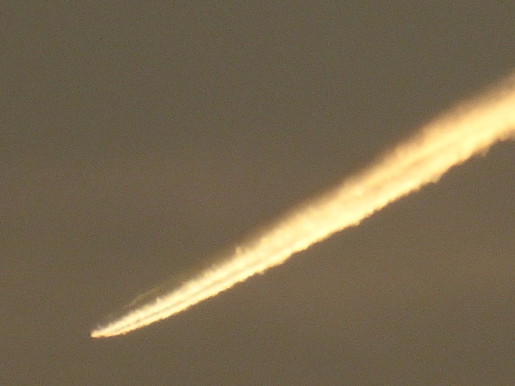 夕焼雲中の遠い飛行機雲１