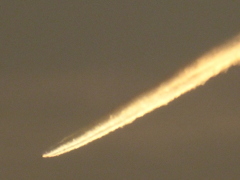夕焼雲中の遠い飛行機雲１