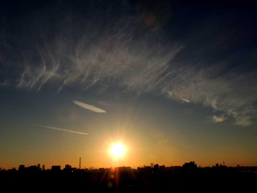 ’２３新春の上空に一反木綿の夕日