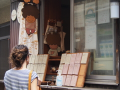 根津の窓のカウンターの手作りパン店