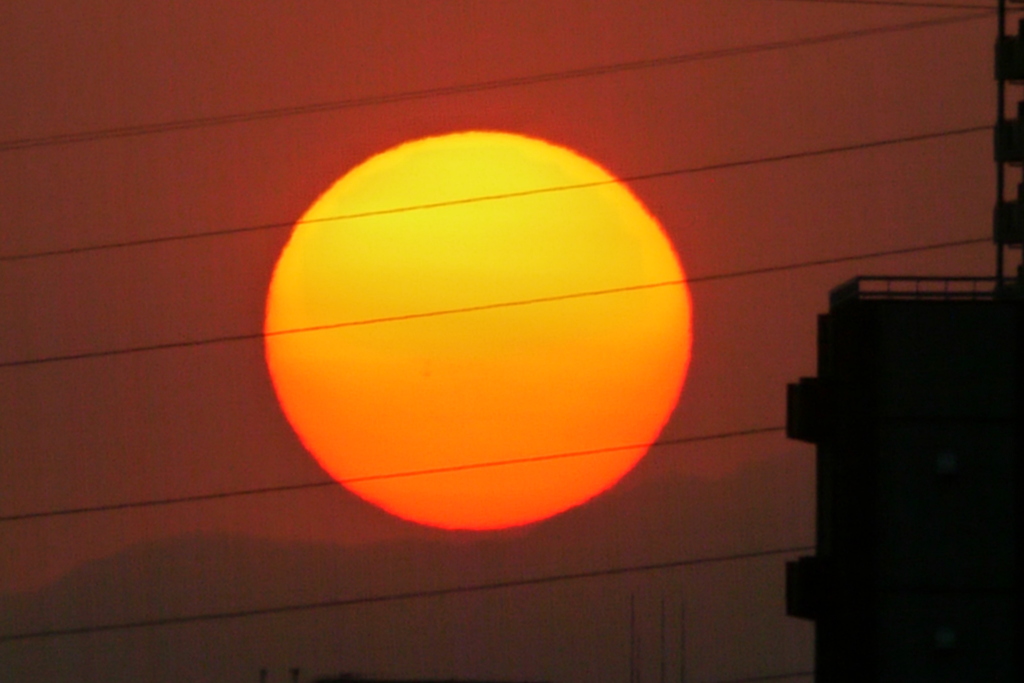 鷹巣山に接触する大きな夕日