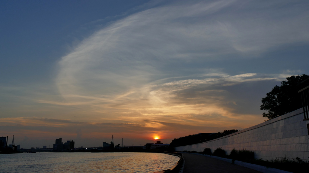 隅田川新テラスの夕景