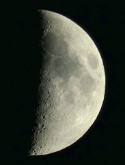 ’23.4.27.18:40の4K連写の一枚の齢6.9の月