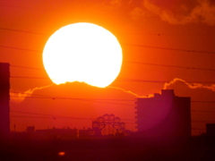 荒川遊園観覧車上空の大きな夕日