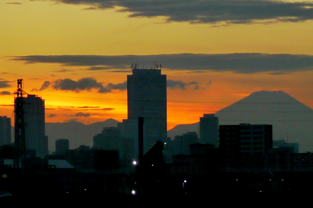 富士山と池袋のタワービルの夕景