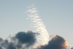黒雲から上にノシイカ状の白雲
