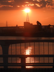 隅田川の雲から降りた鉄塔の夕日