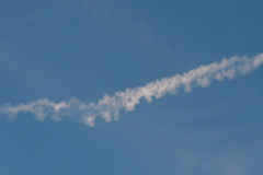 夕焼雲になった飛行機雲