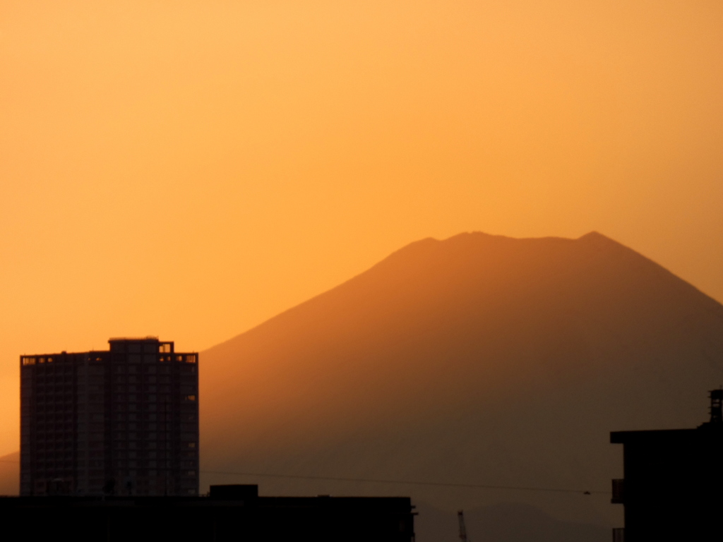 丹沢山系からさす夕焼け富士