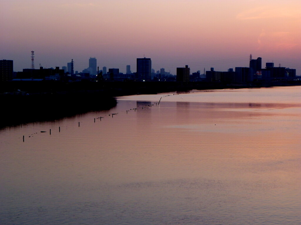 山は見えないが、夕焼けのある荒川の夕暮れ