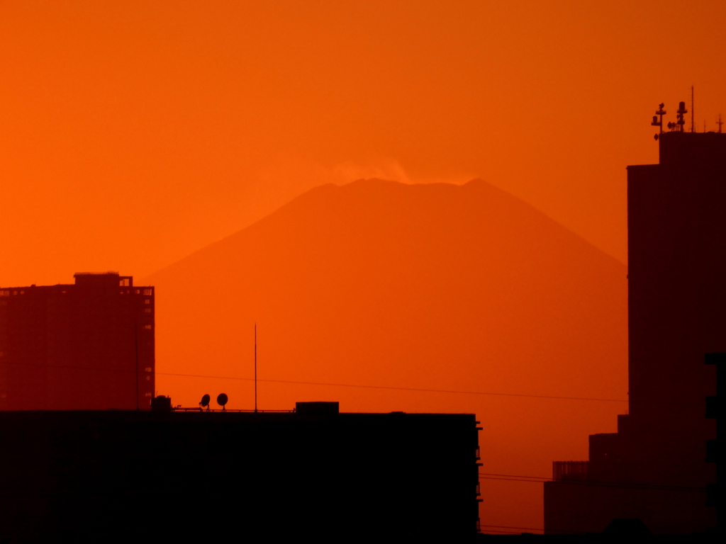 千住新橋から真っ赤な富士山のシルエットが見えてきた