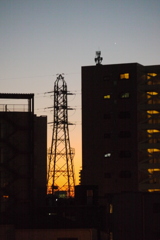 千住桜木の鉄塔下の夕焼けとマンション家の宵の明星