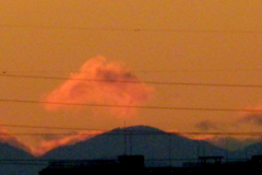 荒川土手から黒岳の夕焼雲