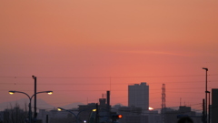 荒川土手から北区のタワービル右下のはるか東岳左裾野下に入る