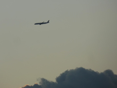 黒雲上の飛行機