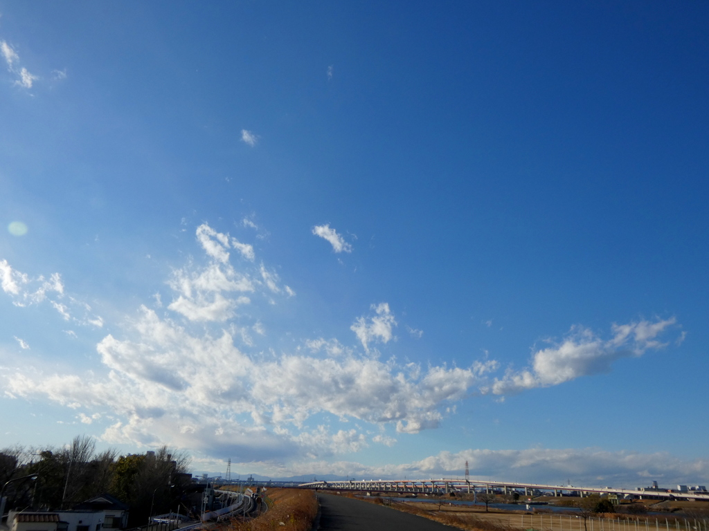 ’22新年の荒川土手から西新井橋上空の張り出した千切れ雲