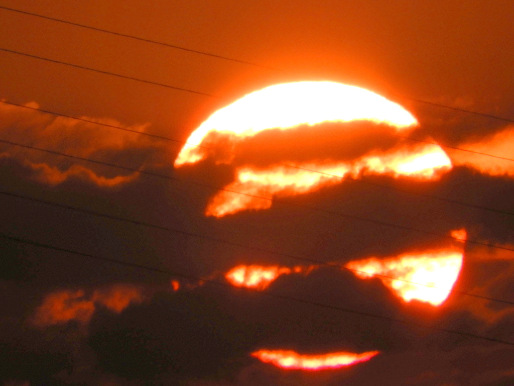 雲被る大きな隅田川の夕日